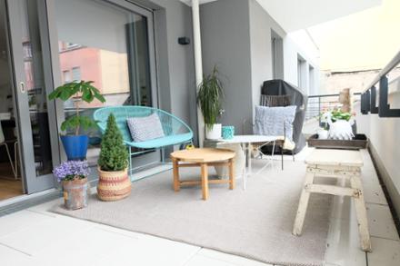 Rikiki Interior Design: Balcony design: Two different tastes, one Balcony